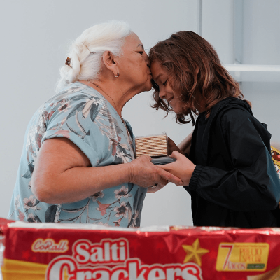 abuela_regala_galletas_a_nieto_mientras_besa_su_frente_v2